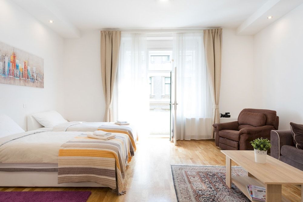 undefined Spacious and Modern Central Triplex- Free Parking! 9