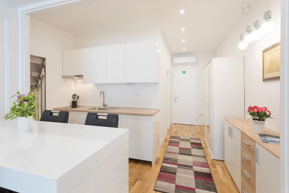 Spacious and Modern Central Triplex- Free Parking! Apartment (3 Bedrooms) 9