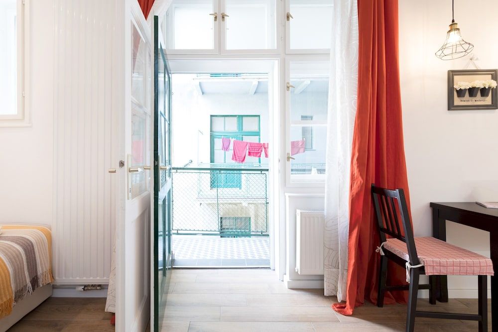 undefined Spacious and Modern Central Triplex- Free Parking! 6