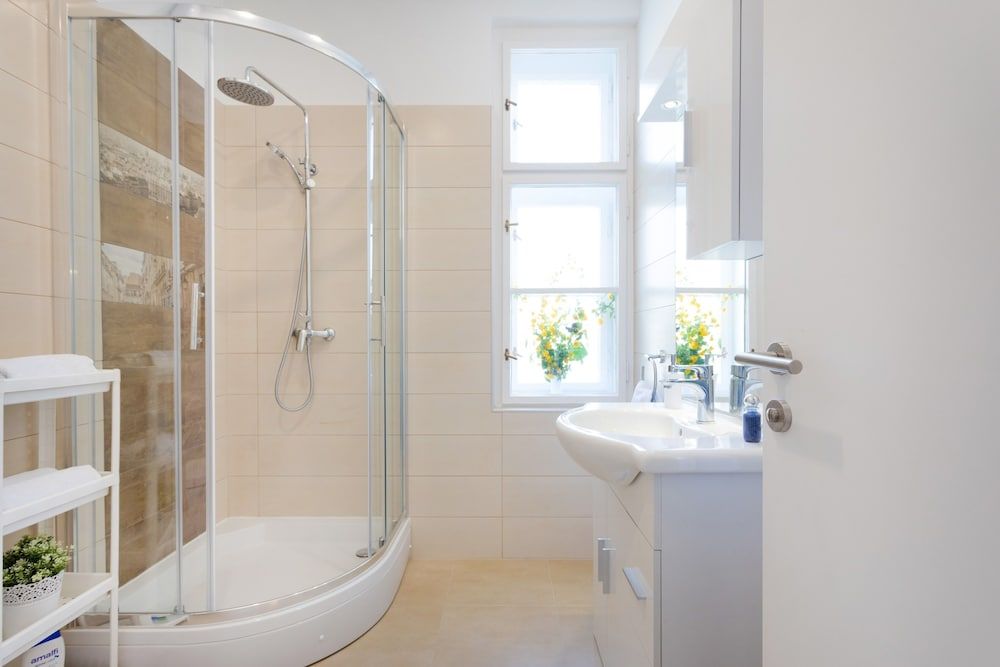 Spacious and Modern Central Triplex- Free Parking! Apartment (3 Bedrooms) 14