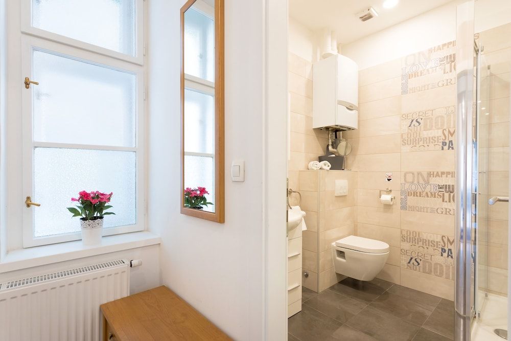 Spacious and Modern Central Triplex- Free Parking! Apartment (3 Bedrooms) 17