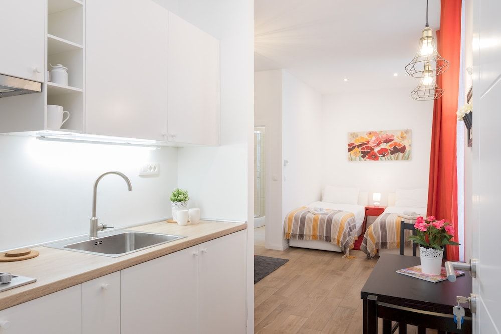 Spacious and Modern Central Triplex- Free Parking! Apartment (3 Bedrooms) 10