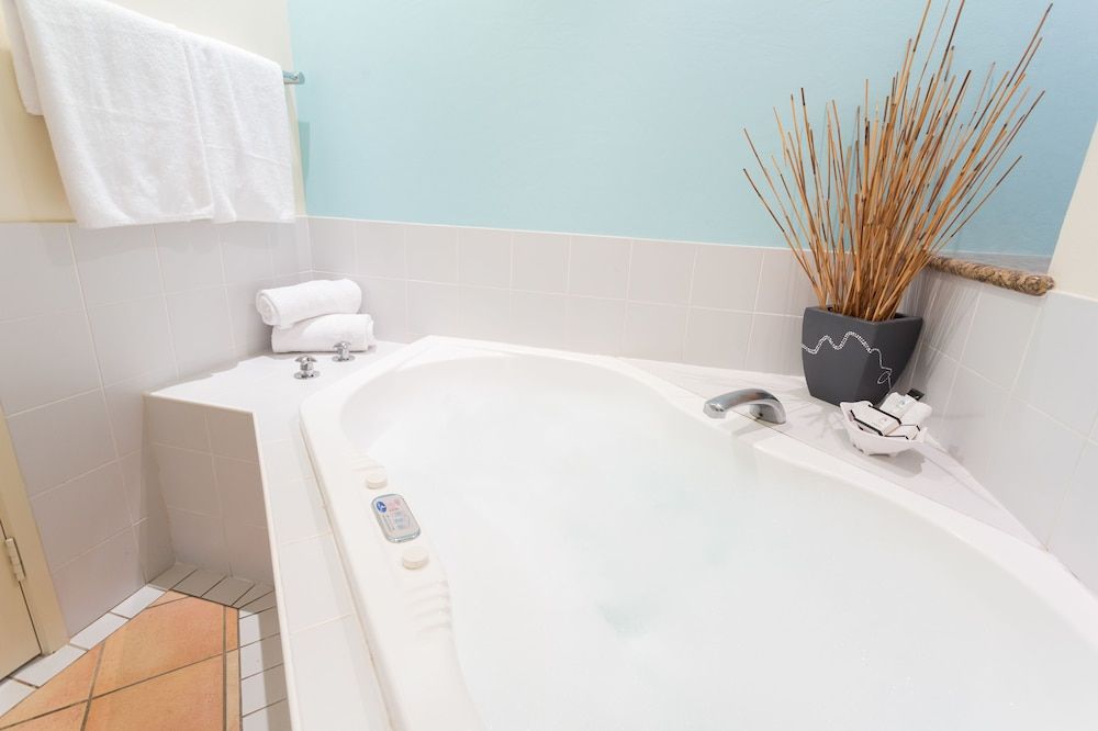 Deep soaking bathtub