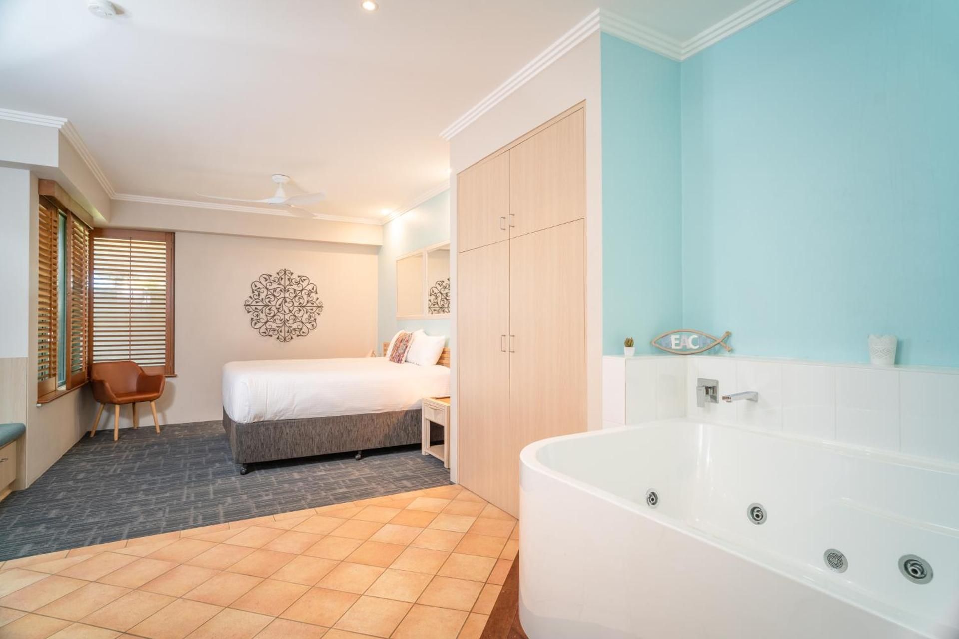 Ballina Beach Resort King Suite with Spa Bath 2