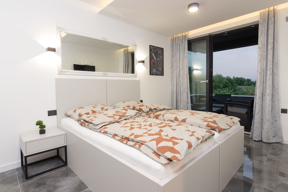 Deluxe Studio Suite, 2 Bedrooms, Mountain View
