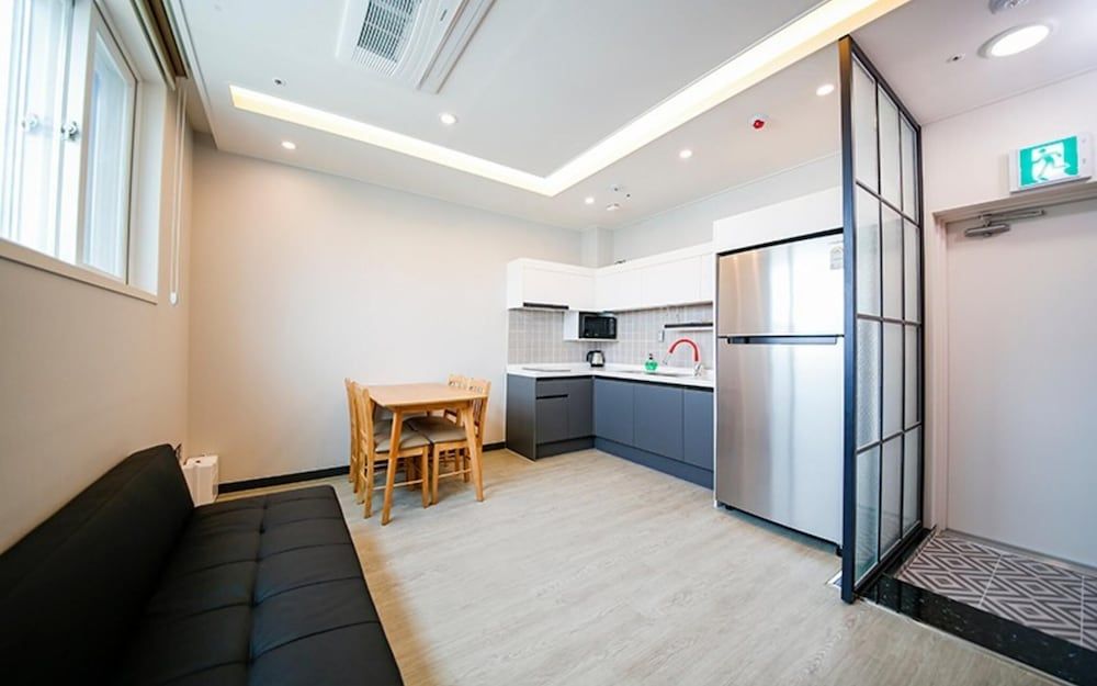 Busan S Stay Pension Room (Semi-Suite room 203)