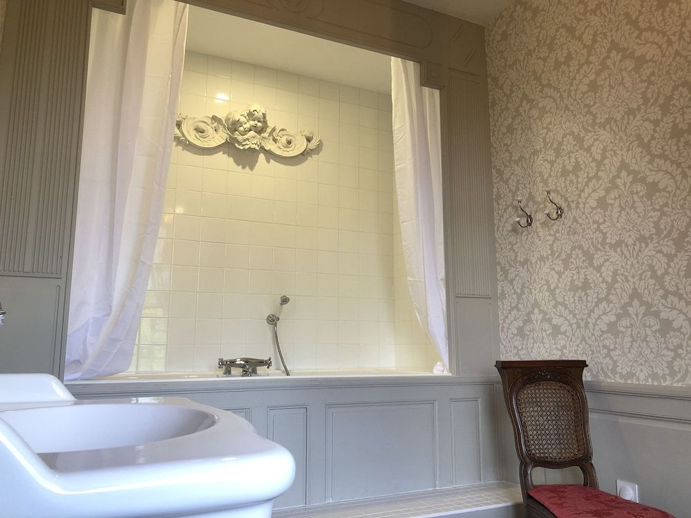 Castel Saint-Léonard Deluxe Double Room, 1 King Bed, Private Bathroom, Park View 2