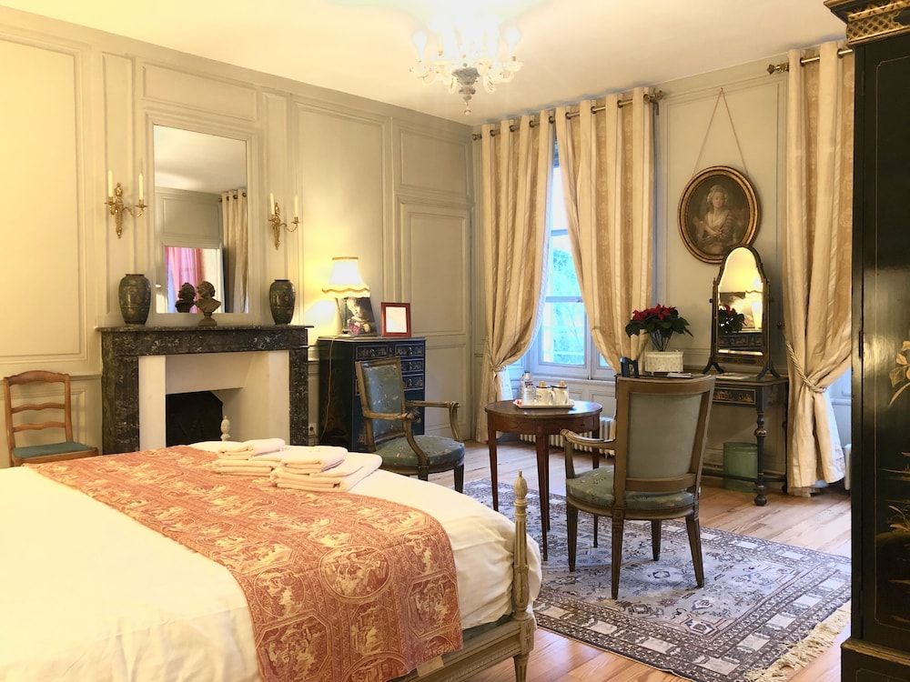 Castel Saint-Léonard Deluxe Double Room, 1 King Bed, Private Bathroom, Park View 4