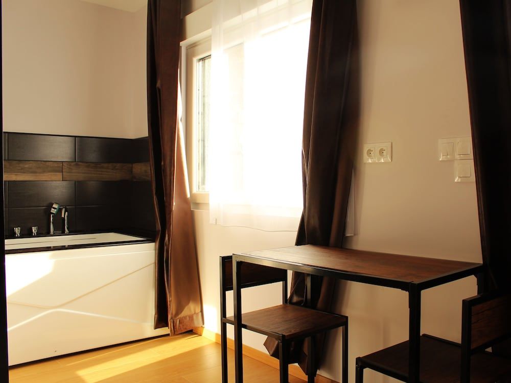 Appart Hotel Relax Spa Royal Studio, Hot Tub, Garden View 9