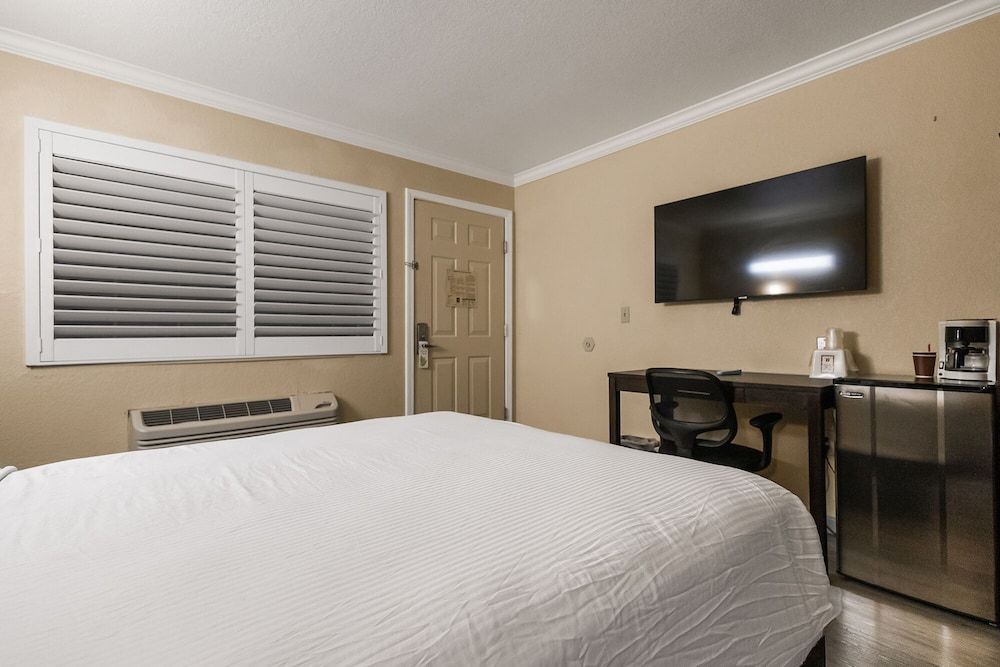 Standard Room, 1 Queen Bed, Non Smoking