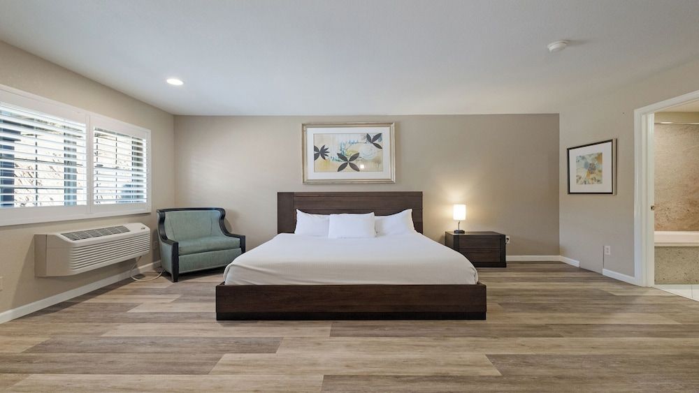 Executive Studio Suite, 1 King Bed, Non Smoking, Jetted Tub
