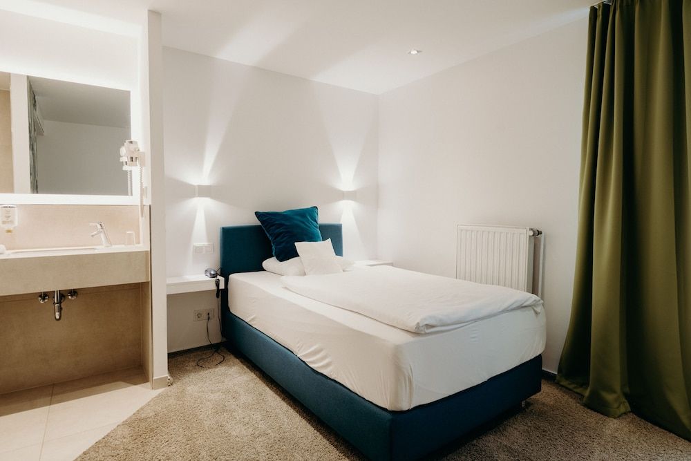 Hotel Crystal Business Single Room 2