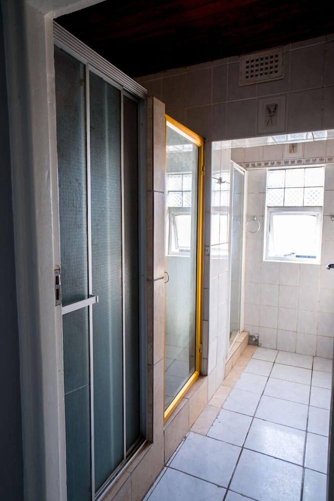 Annex Lodge Twin Room 6