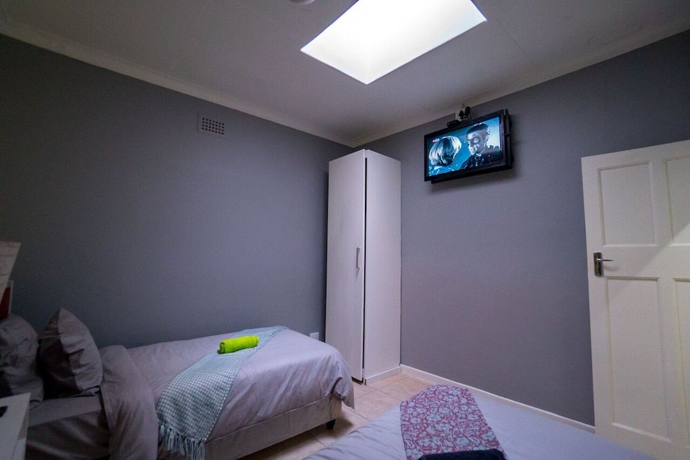 Annex Lodge Twin Room 4