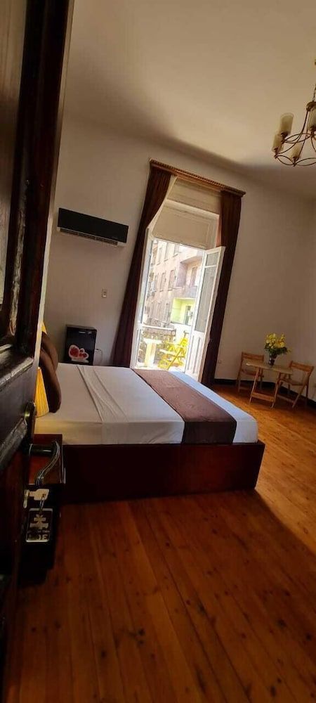 Kmt Hostel Deluxe Double Room 9