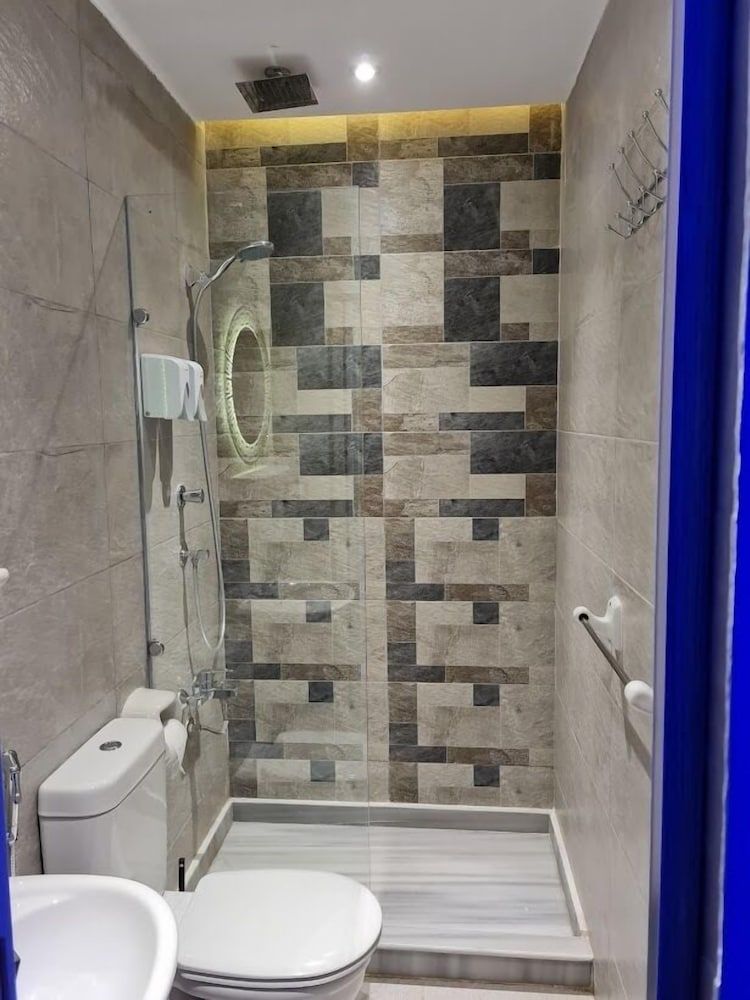 Kmt Hostel Deluxe Double Room 16