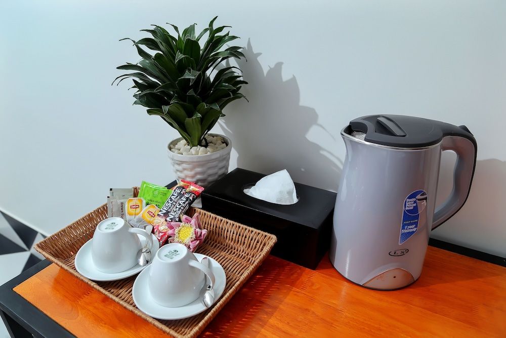 Noni Tree Hostel Deluxe Double Room with Balcony 5