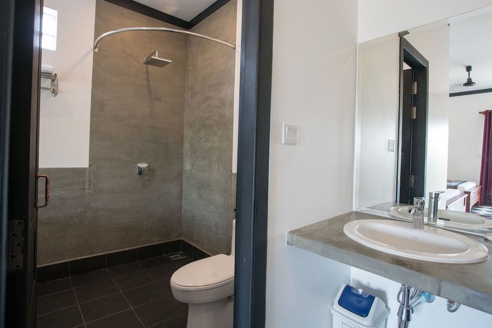 Noni Tree Hostel Deluxe Double Room with Balcony 4