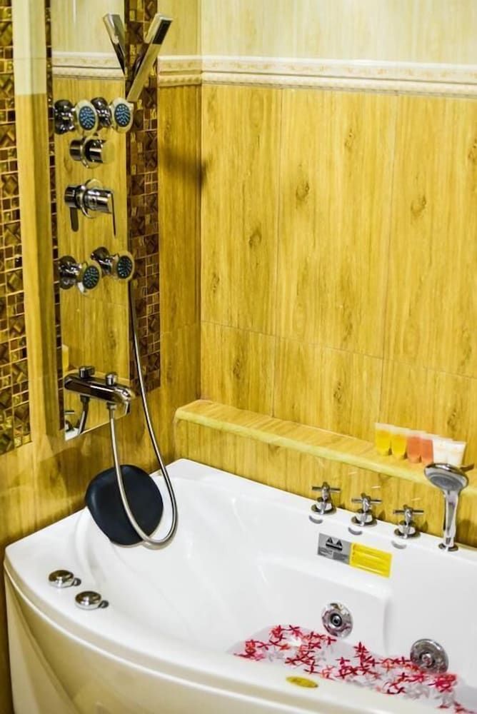 Honeymoon Studio Suite