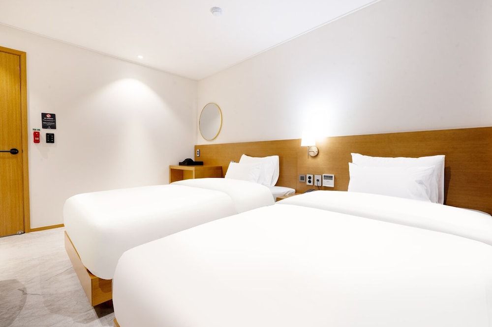 Daisy Hotel Standard Twin Room, Non Smoking, Mountain View 2