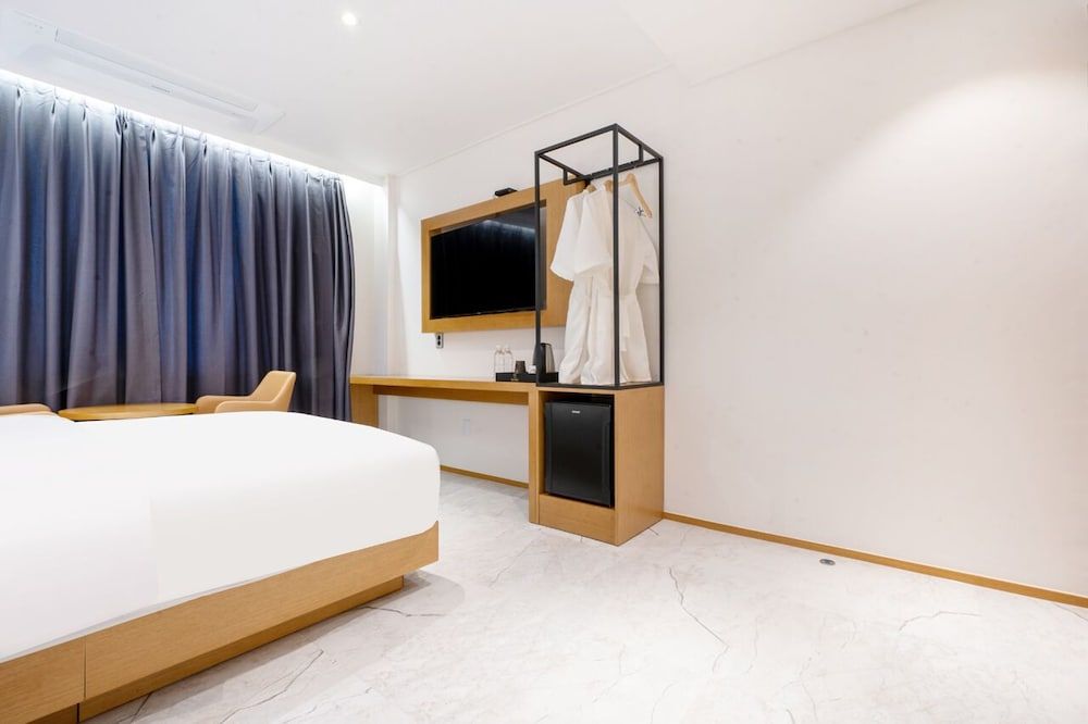 Daisy Hotel Standard Room, 1 Queen Bed, Non Smoking, Mountain View 3