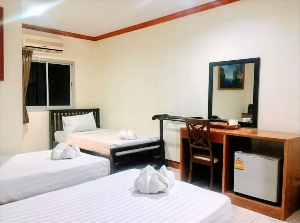 Golden Bee PhiPhi Hostel Triple Room 5