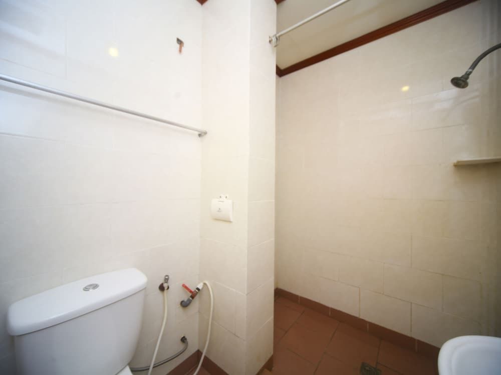 OYO 1027 Hotel London Deluxe Double Room, 1 King Bed 4