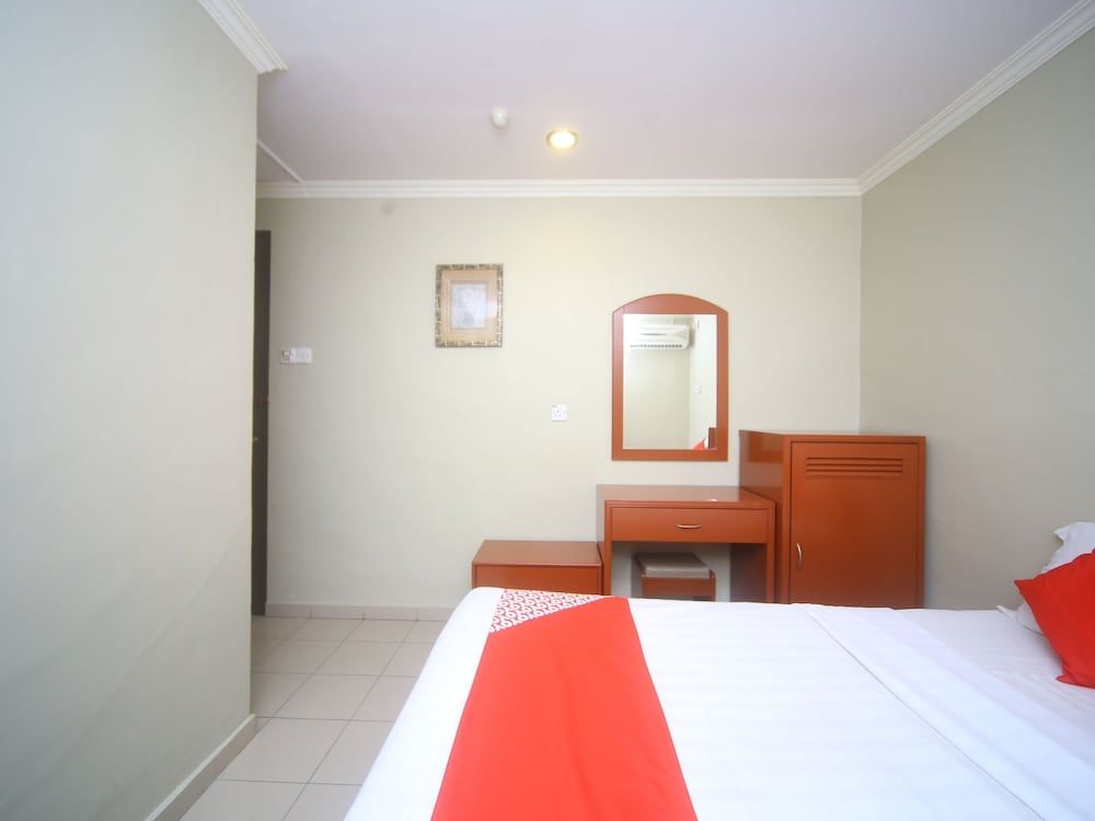 OYO 1027 Hotel London Deluxe Double Room, 1 Queen Bed 2