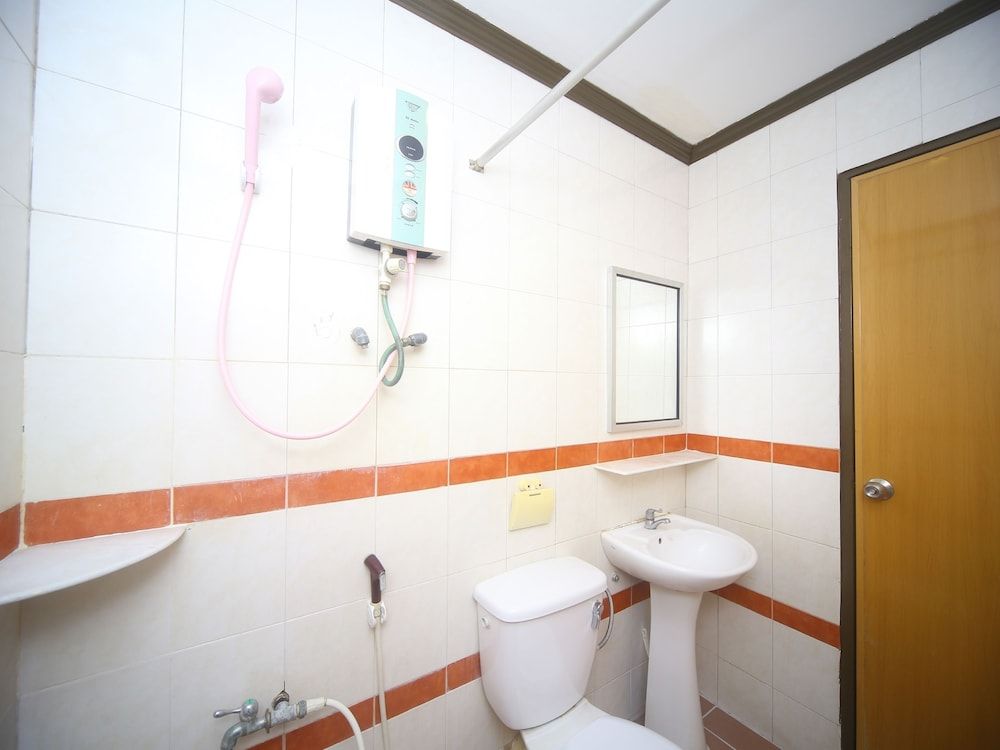 OYO 1027 Hotel London Deluxe Double Room, 1 Queen Bed 4