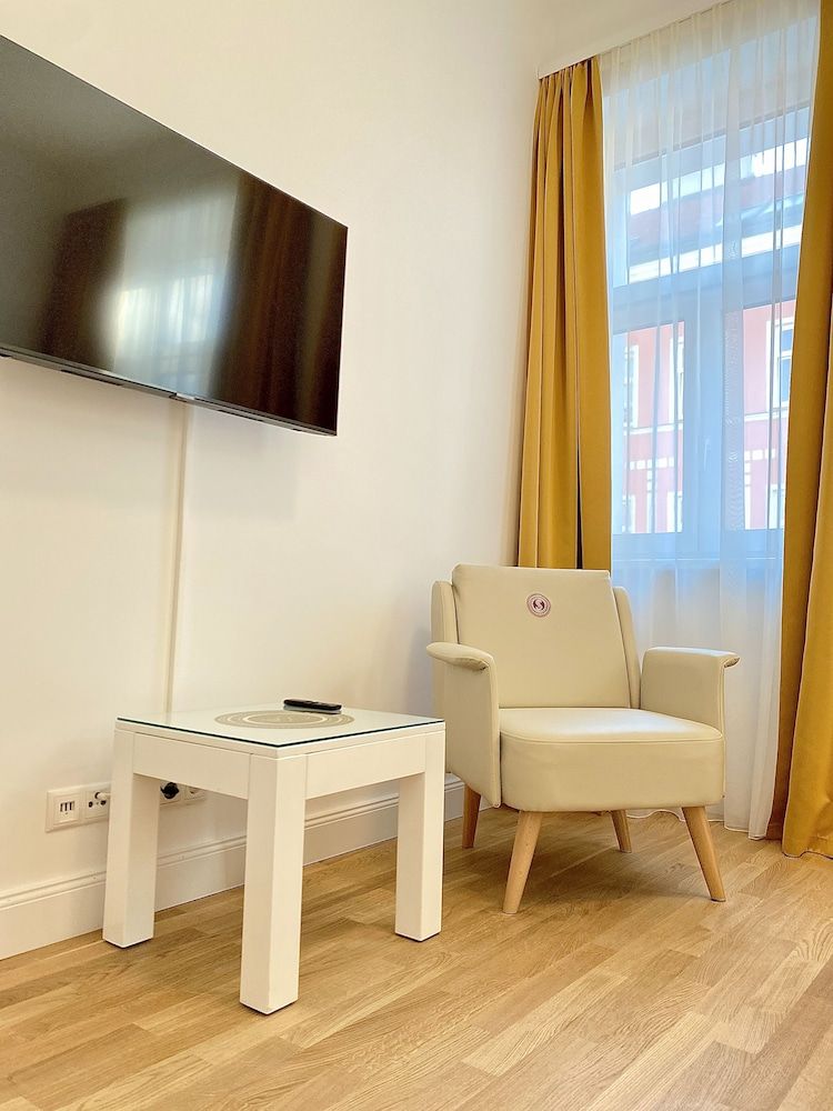 Steiner Residences Vienna Reumannplatz Superior Apartment, 1 Queen Bed, Non Smoking, Kitchen 10