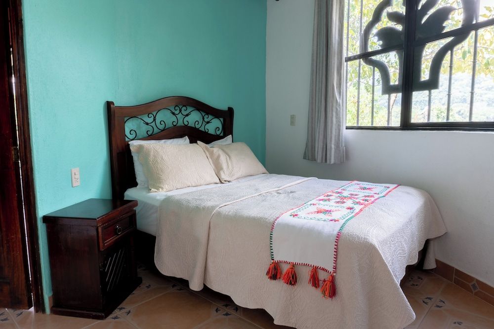 Romantic Room, Mountain View (Flor de liz  #1)