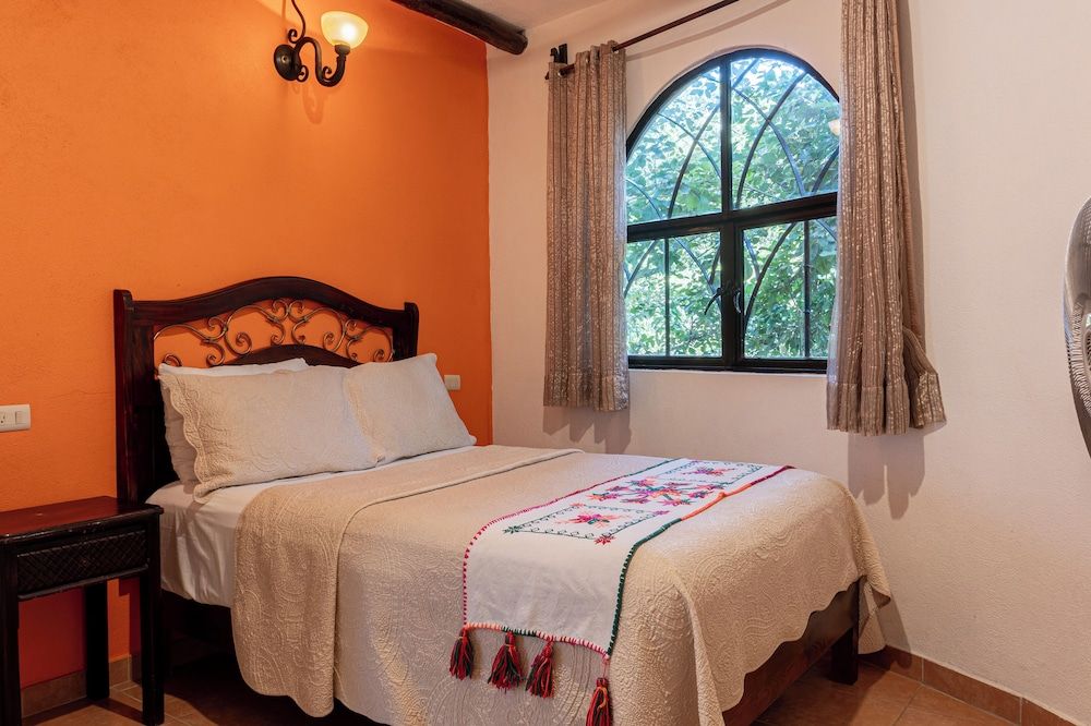 Room, Garden View (Lirios #2)
