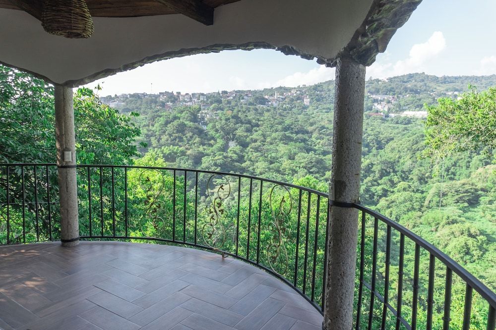 Romantic Room, Mountain View (Flor de liz  #1)