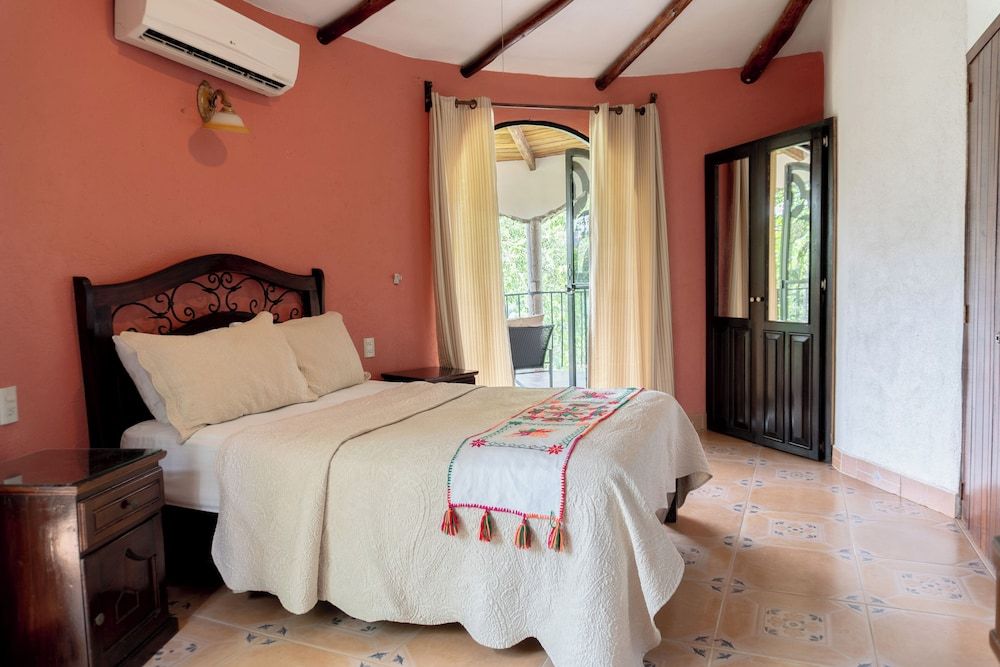 Romantic Room, Mountain View (Flor de liz  #2)