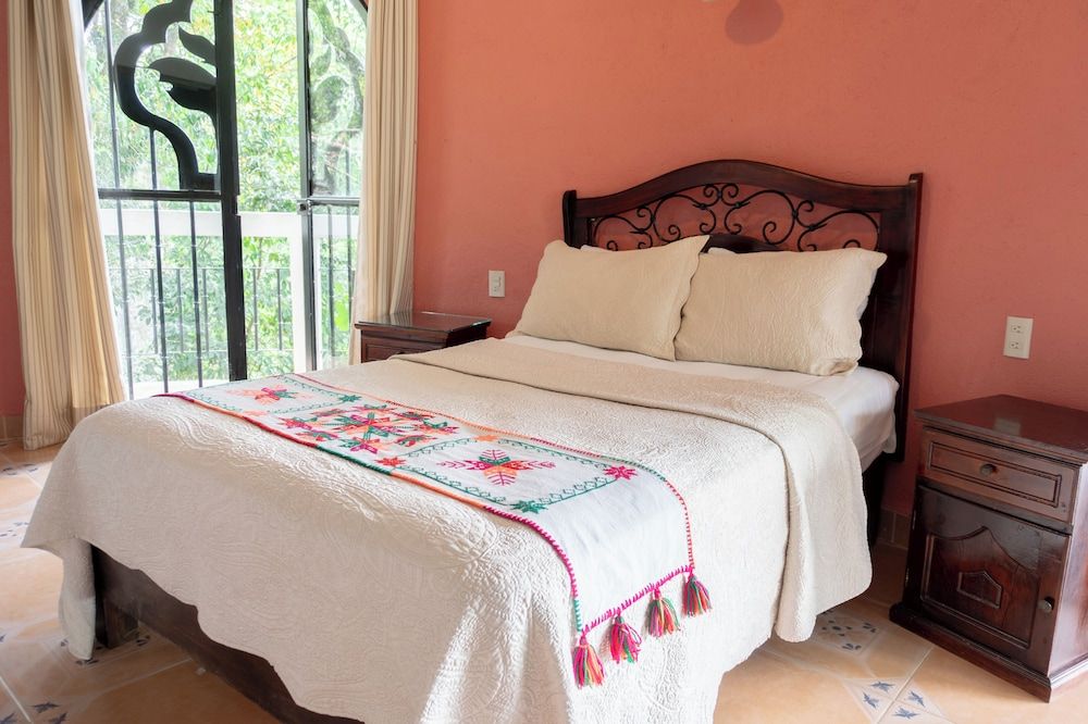 Romantic Room, Mountain View (Flor de liz  #2)