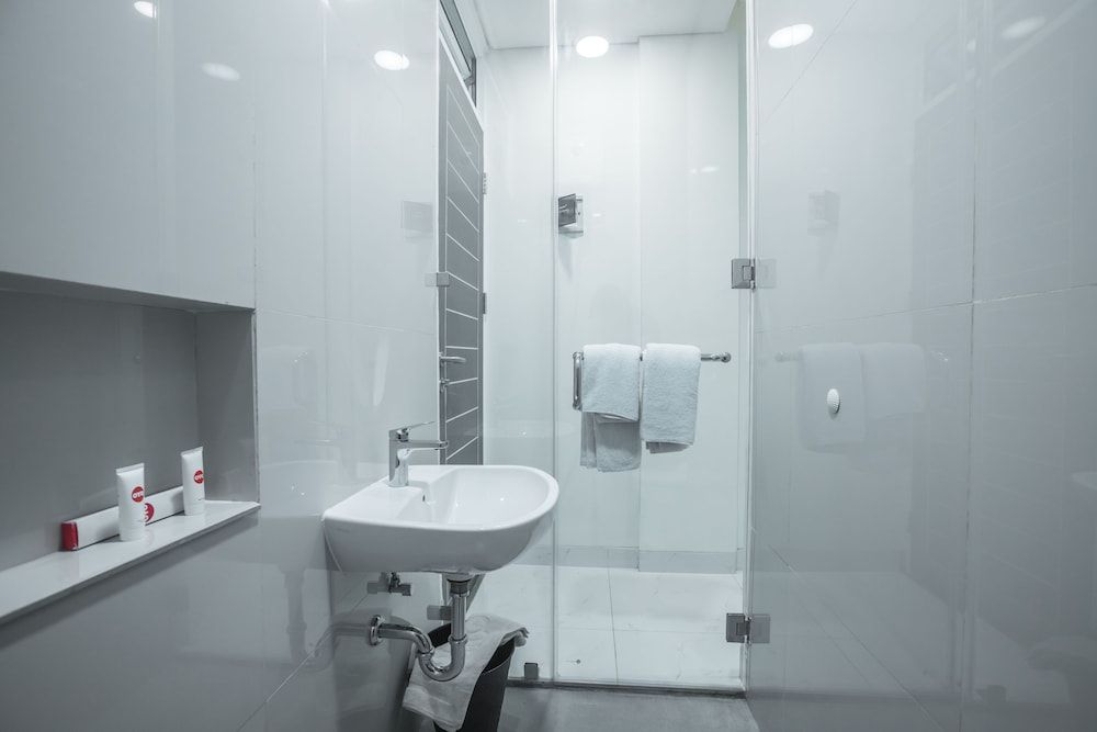 Super OYO 1487 Residence Khoe Deluxe Double Room 11