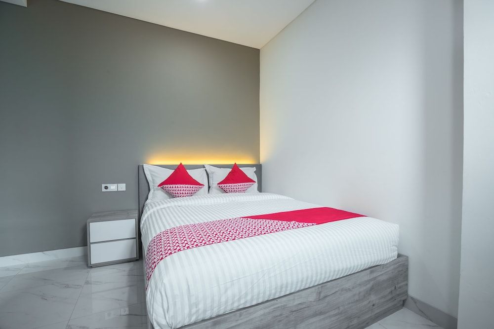 Super OYO 1487 Residence Khoe Deluxe Double Room 6