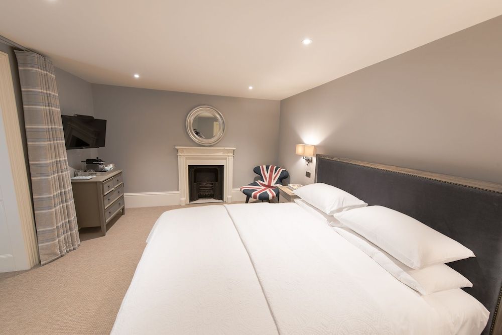 Double Room (Bedroom 9)