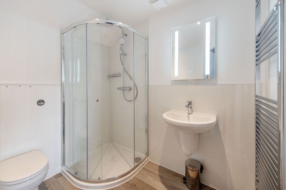 The Woodside Deluxe King Room 11