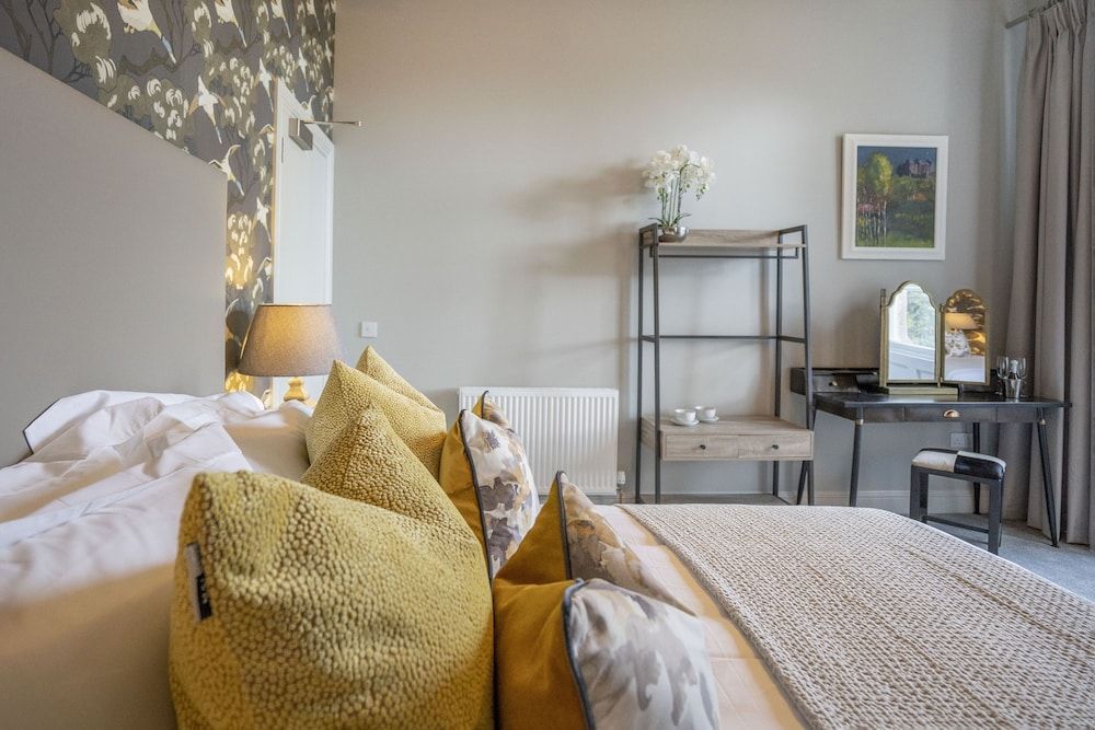 The Woodside Deluxe King Room 9