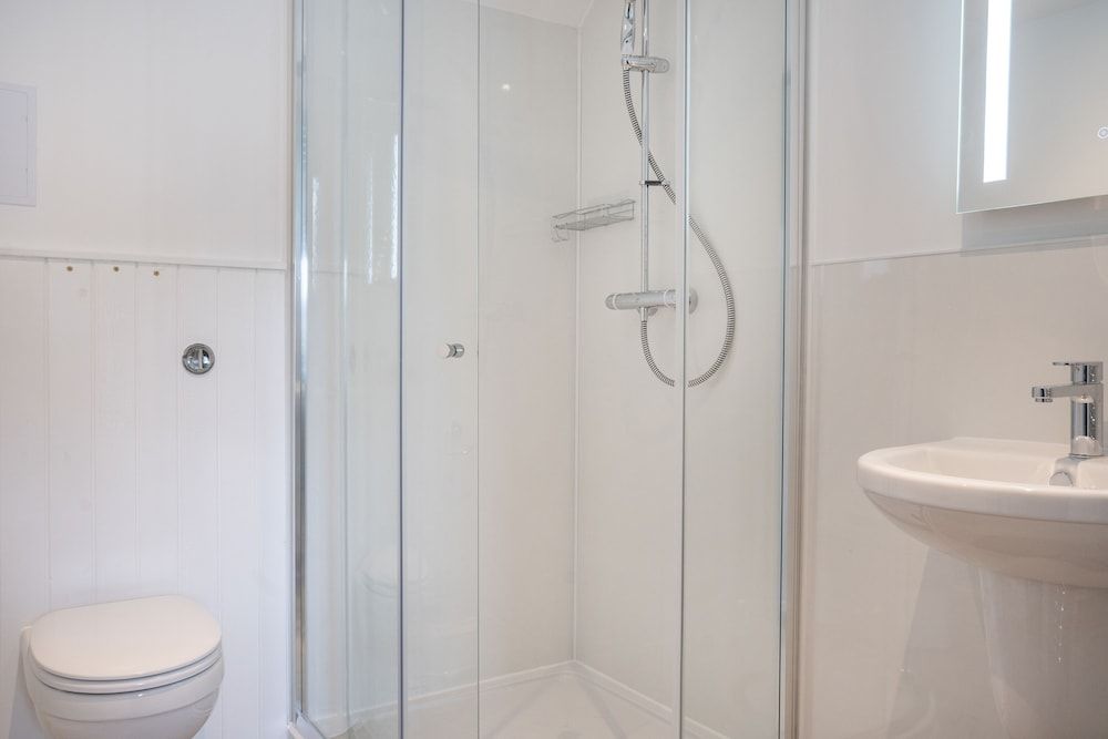 The Woodside Deluxe King Room 10