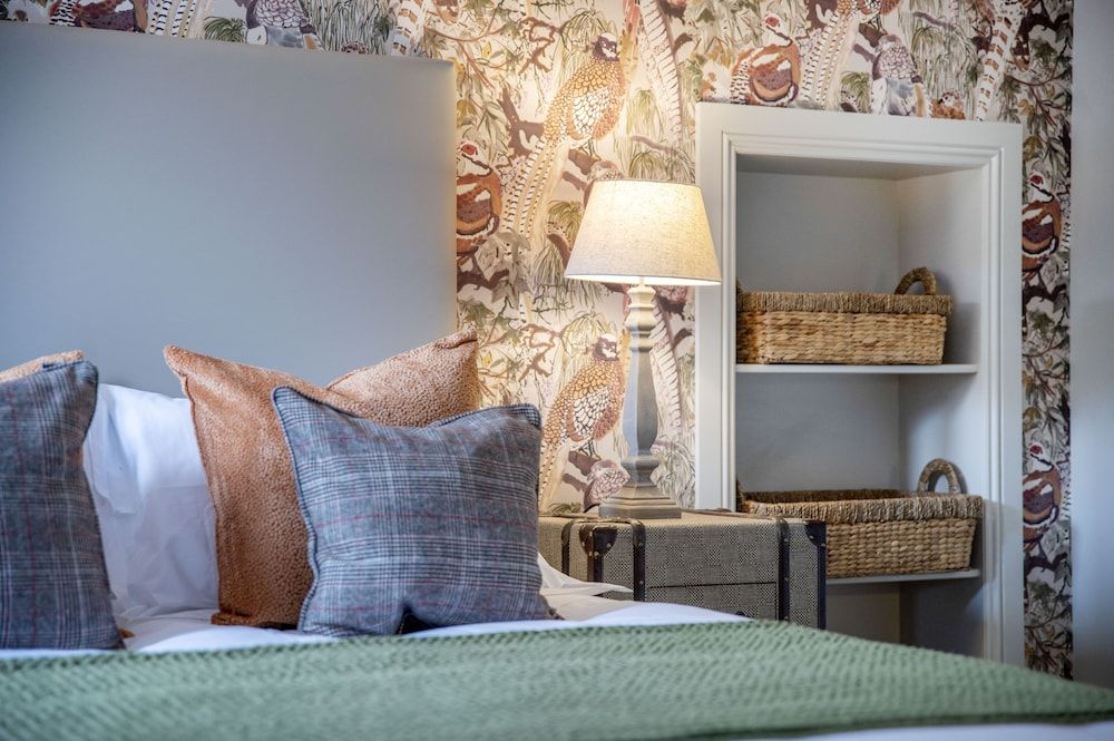 The Woodside Deluxe King Room 4