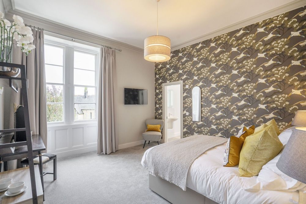 The Woodside Deluxe King Room 6