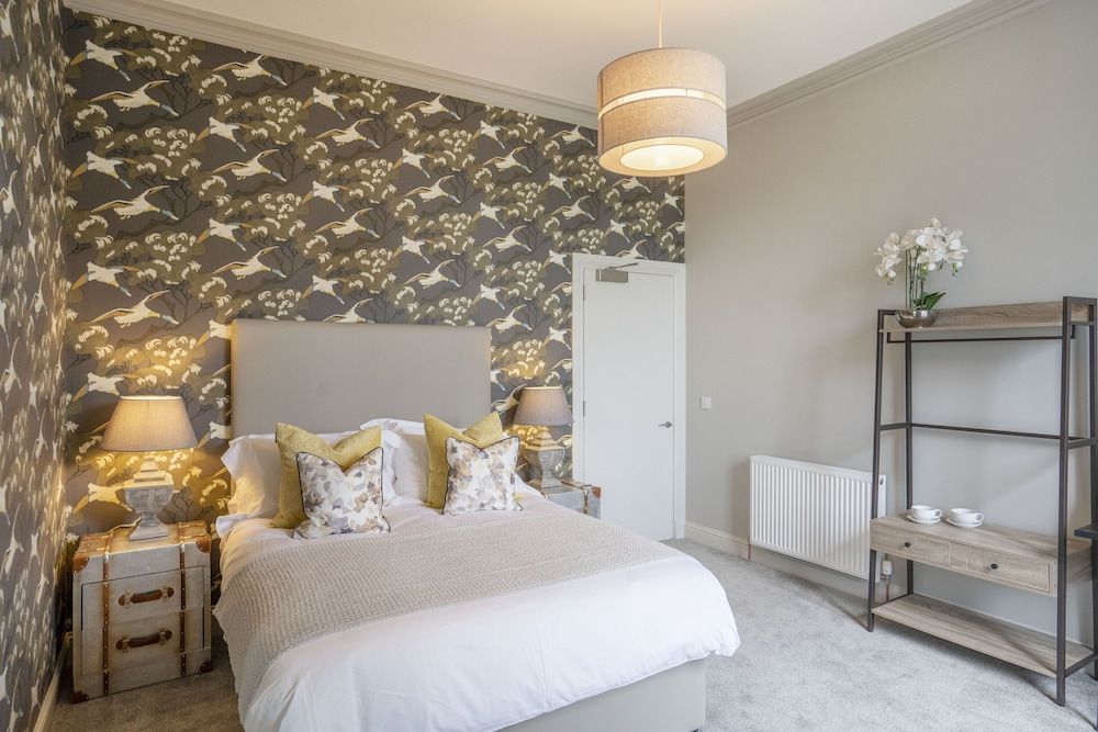 The Woodside Deluxe King Room 8