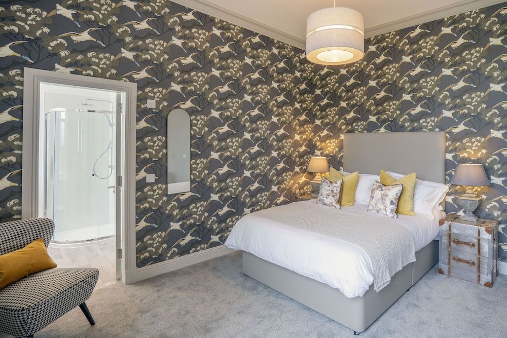 The Woodside Deluxe King Room 7