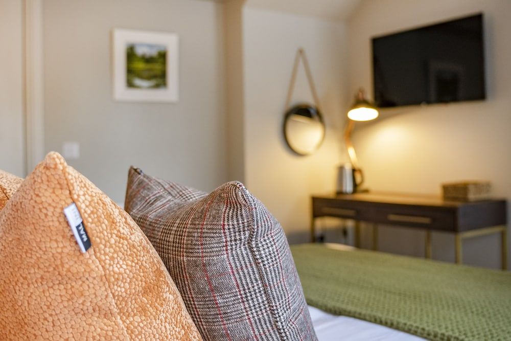 The Woodside Deluxe King Room 15