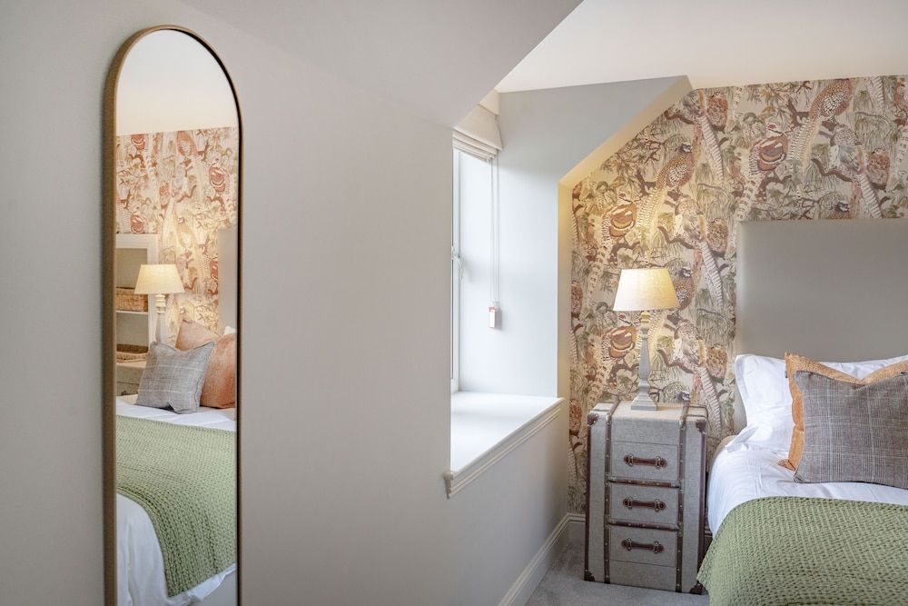 The Woodside Deluxe King Room 12