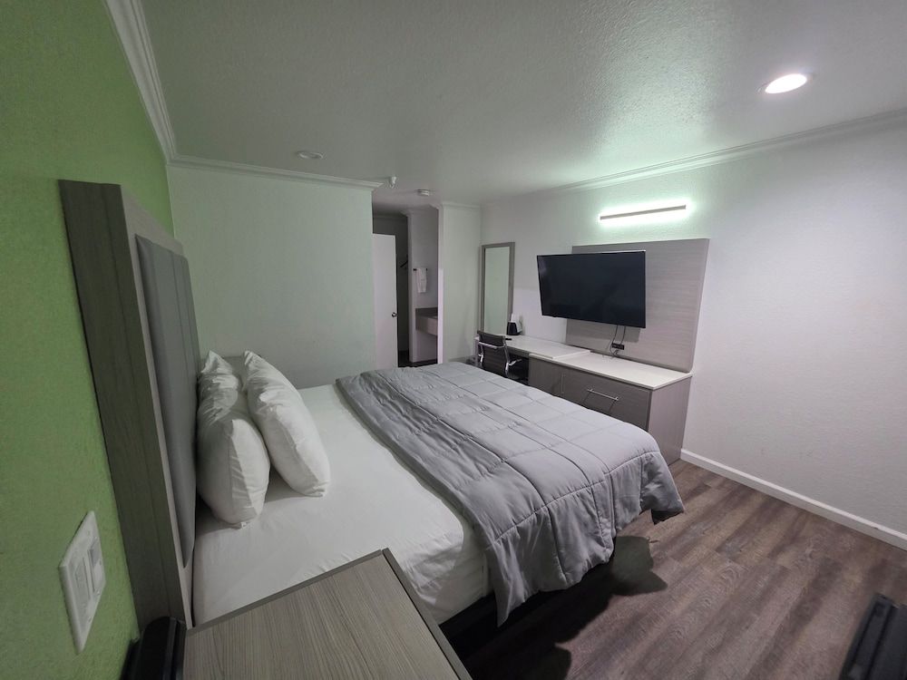 The Aqua Pacific Hotel