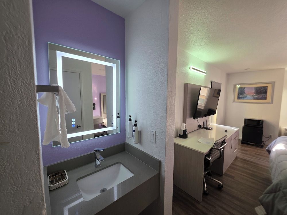 The Aqua Pacific Hotel Classic 1 King Bed 7