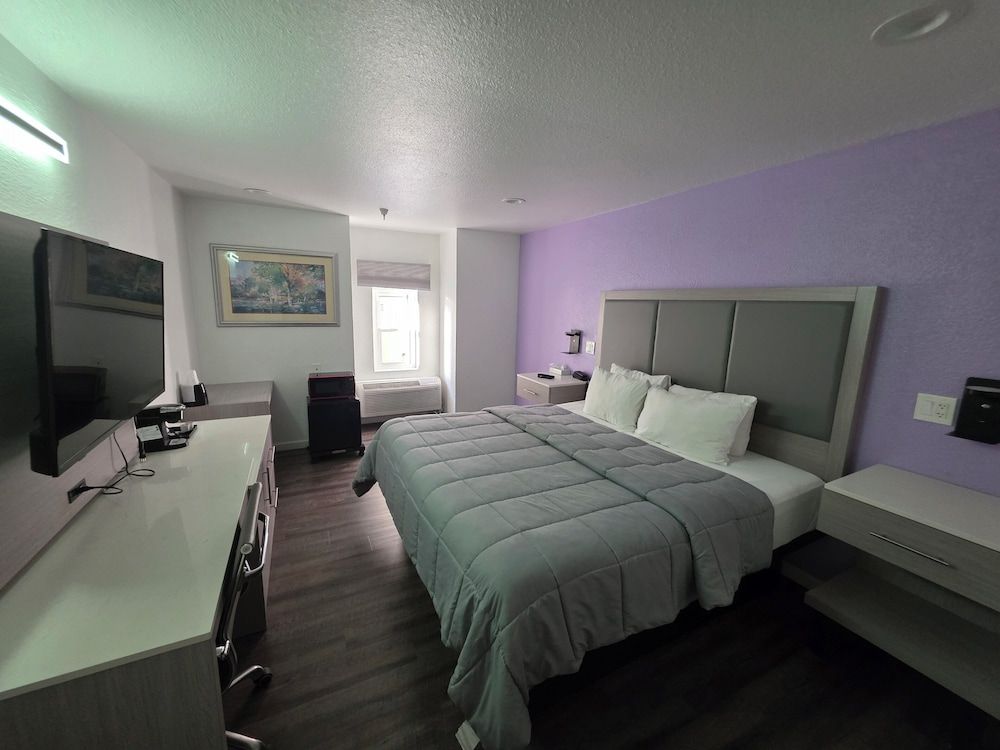 The Aqua Pacific Hotel Classic 1 King Bed 3